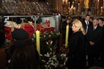 Predsjednica Republike Hrvatske gospođa Kolinda Grabar Kitarović i predsjednik Hrvatskog sabora akademik Željko Reiner pomolili su se na grobu bl. Alojzija Stepinca.